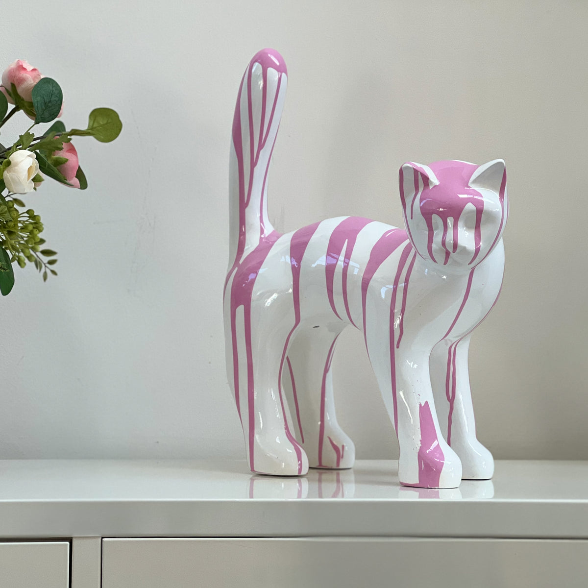 El Gato — Trash Rosa sobre un aparador en casa, foto real, 45 cm