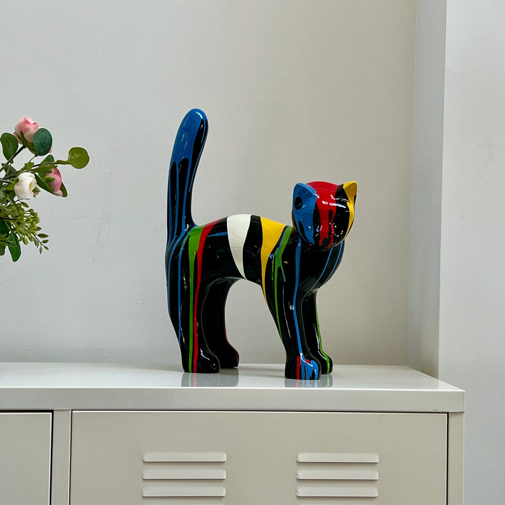 El Gato — Trash Negro junto a un jarrón de rosas, foto real