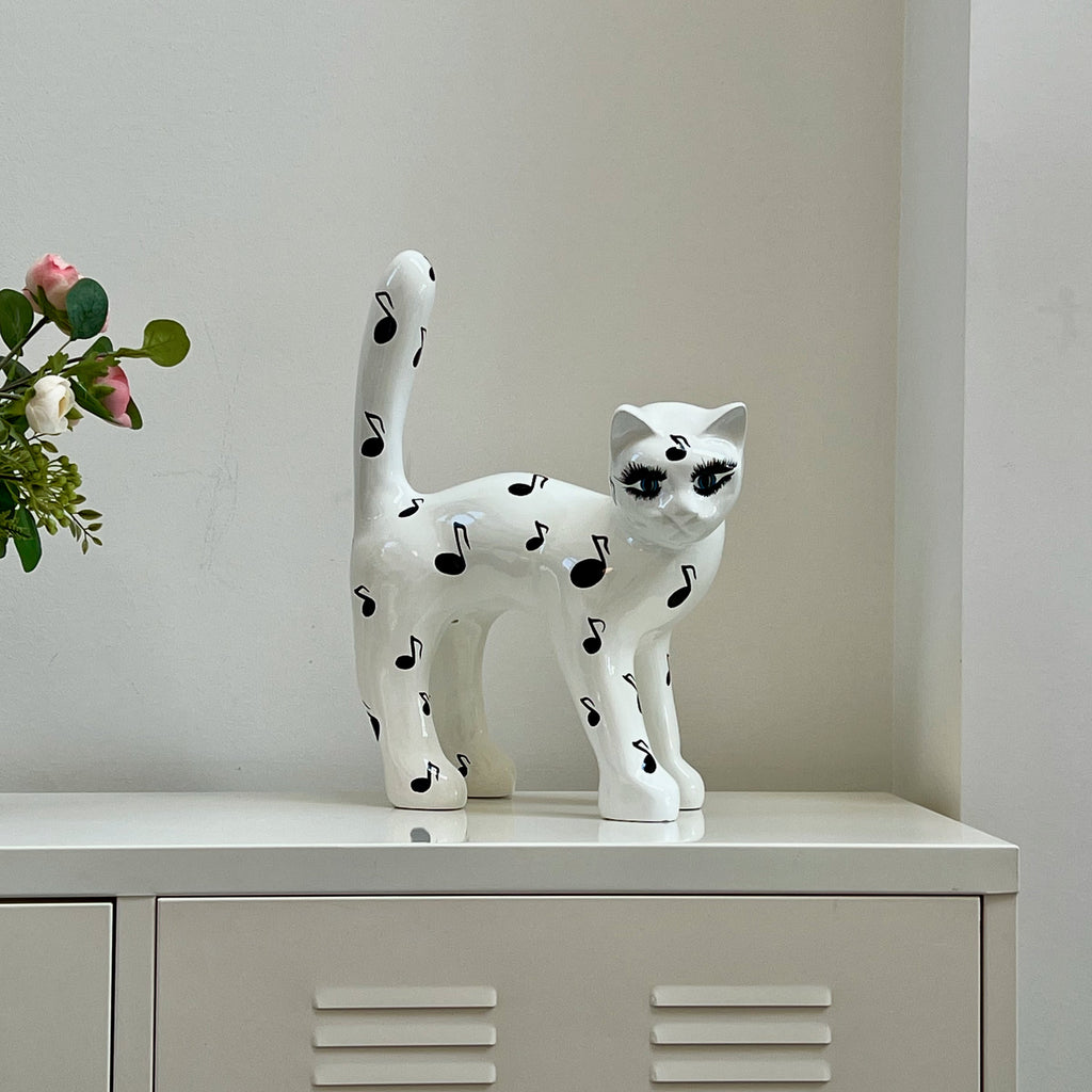 El Gato — Notas Musicales junto a un jarrón de rosas, foto real