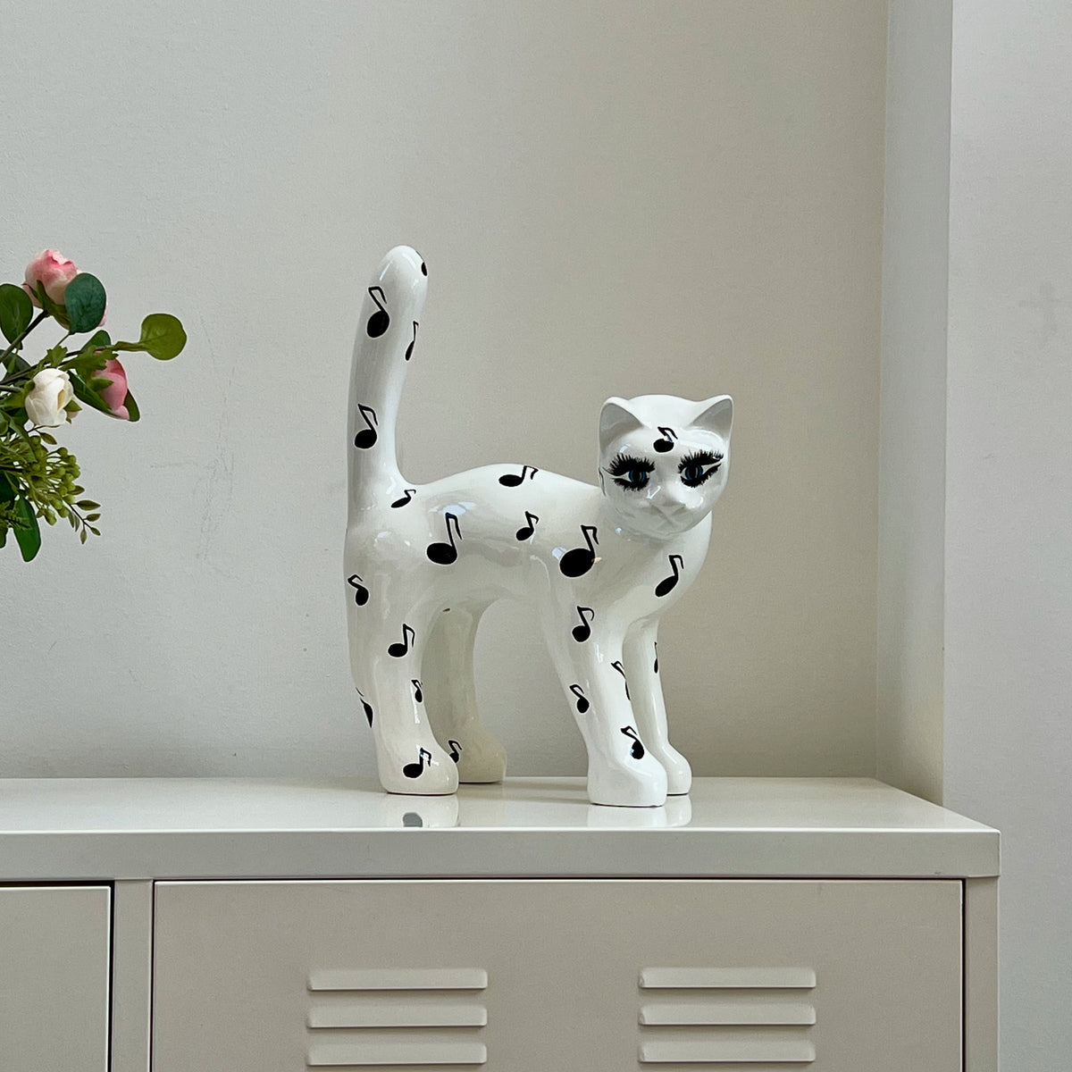 El Gato — Notas Musicales junto a un jarrón de rosas, foto real