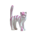 Die Katze — Trash Pink, handbemalte Katzenskulptur aus Kunstharz, 40 cm