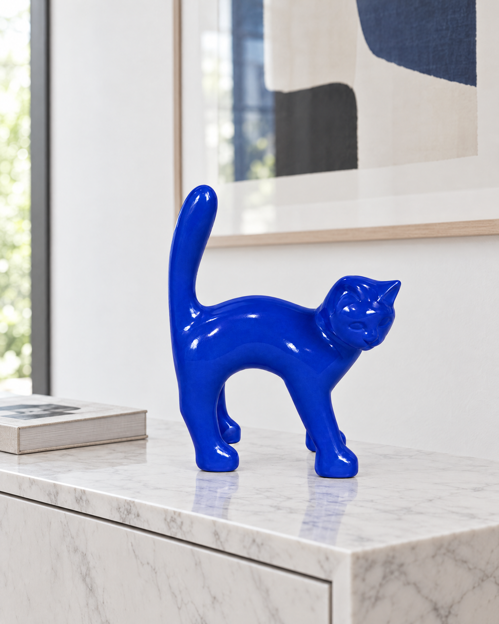 Die Katze — Klein-Blau in einem Wohnambiente, AlwaysCat (digitale Inszenierung)